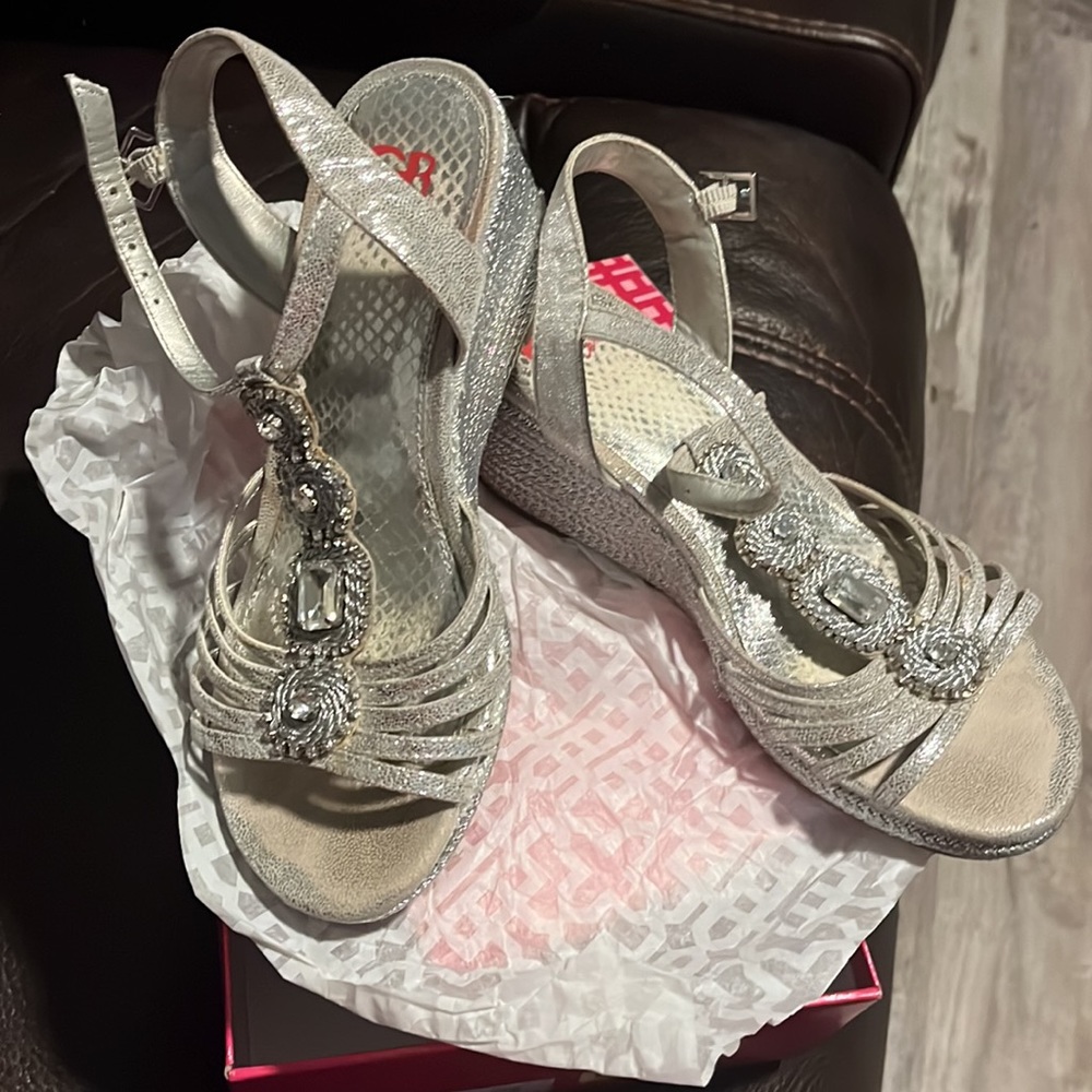 GB girls silver wedge sandal size 40M